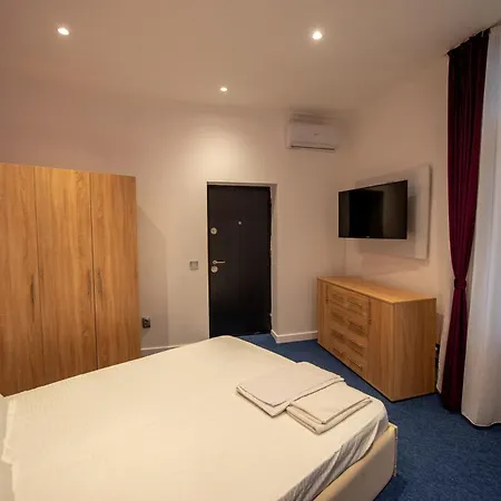 Vibe 90 Old Town Apartment